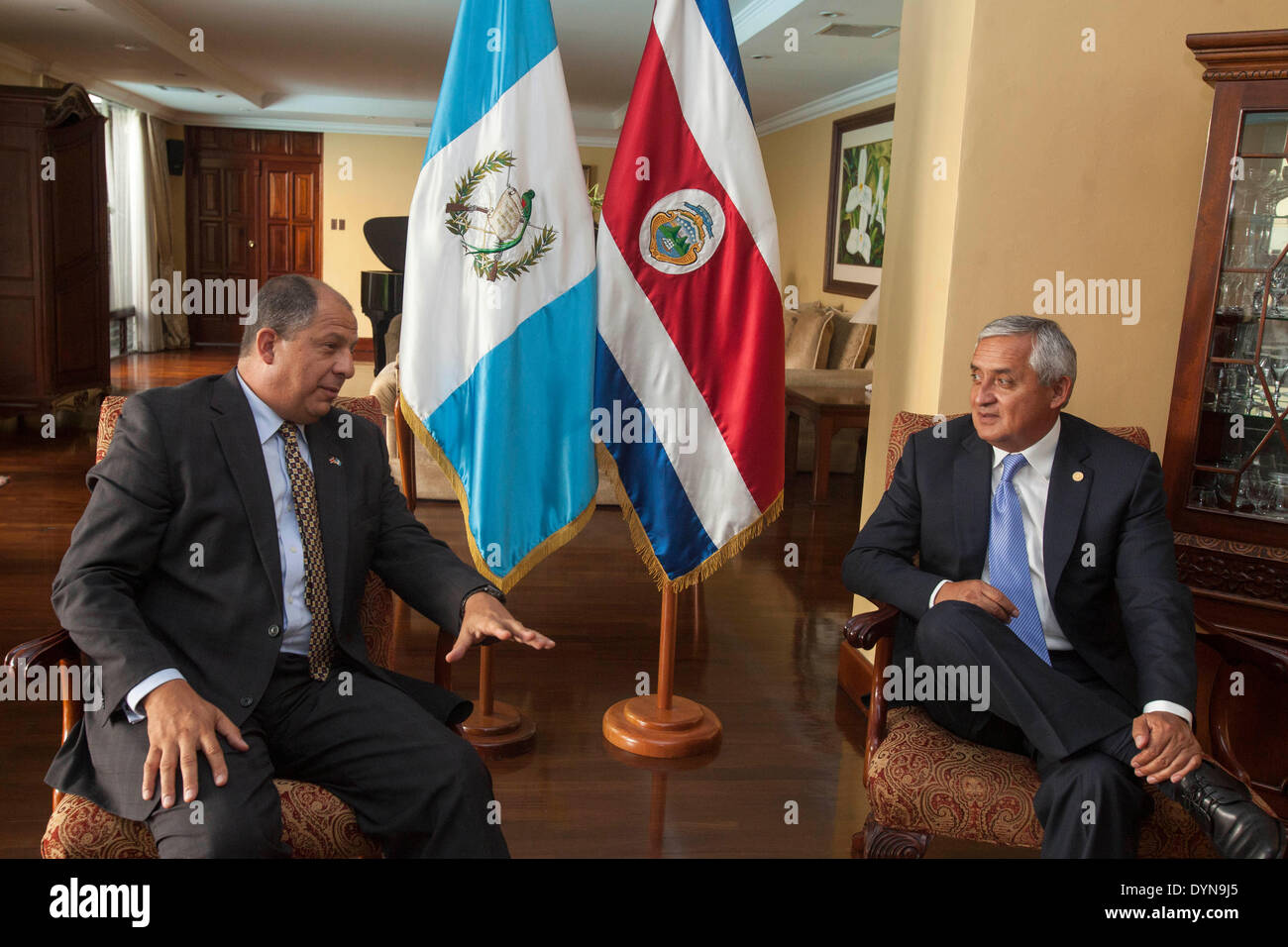 Guatemala-Stadt, Guatemala. 22. April 2014. Guatemala President Otto Perez Molina (R) spricht mit gewählten Costa Ricas Präsident Luis Guillermo Solis bei ihrem Treffen in Guatemala-Stadt, Hauptstadt von Guatemala, am 22. April 2014. © Luis Echeverria/Xinhua/Alamy Live-Nachrichten Stockfoto