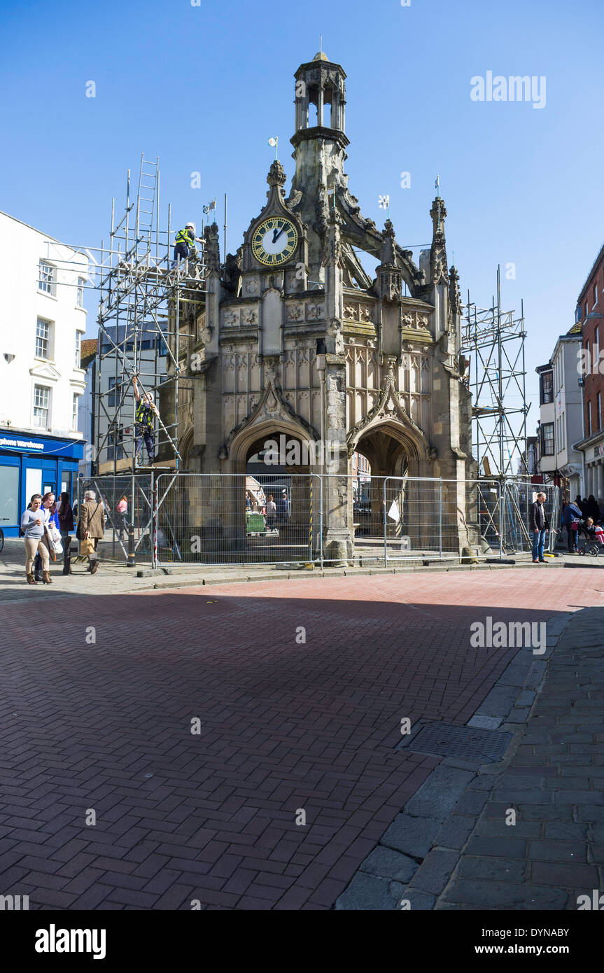 Markt Kreuz Chichester West Sussex England UK. mit Gerüst für Reparaturen nach Sturmschäden Stockfoto