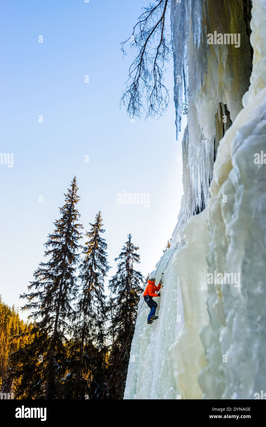Bergsteiger hinauf auf verschneiten Hang mit Achsen Stockfoto