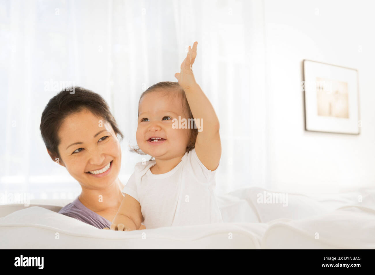 Mutter und Baby Mädchen im Wohnzimmer Stockfoto