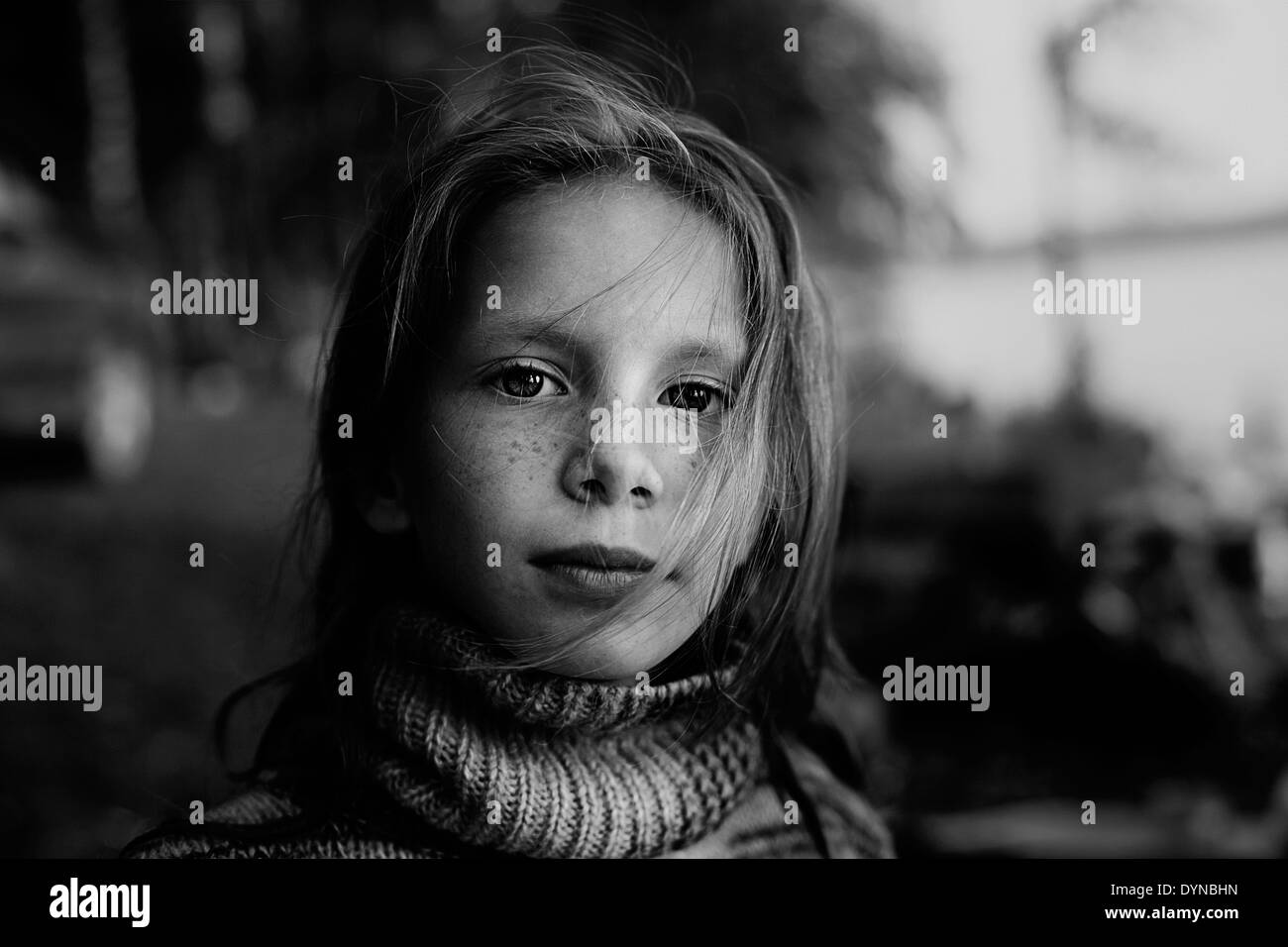 Kaukasische Mädchen lächelnd im freien Stockfoto