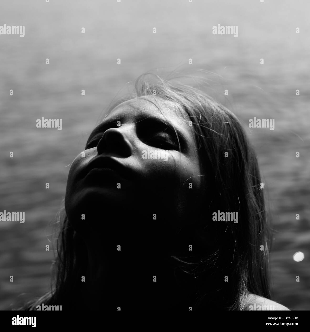 Kaukasische Mädchen mit Kopf zurück vom See Stockfoto