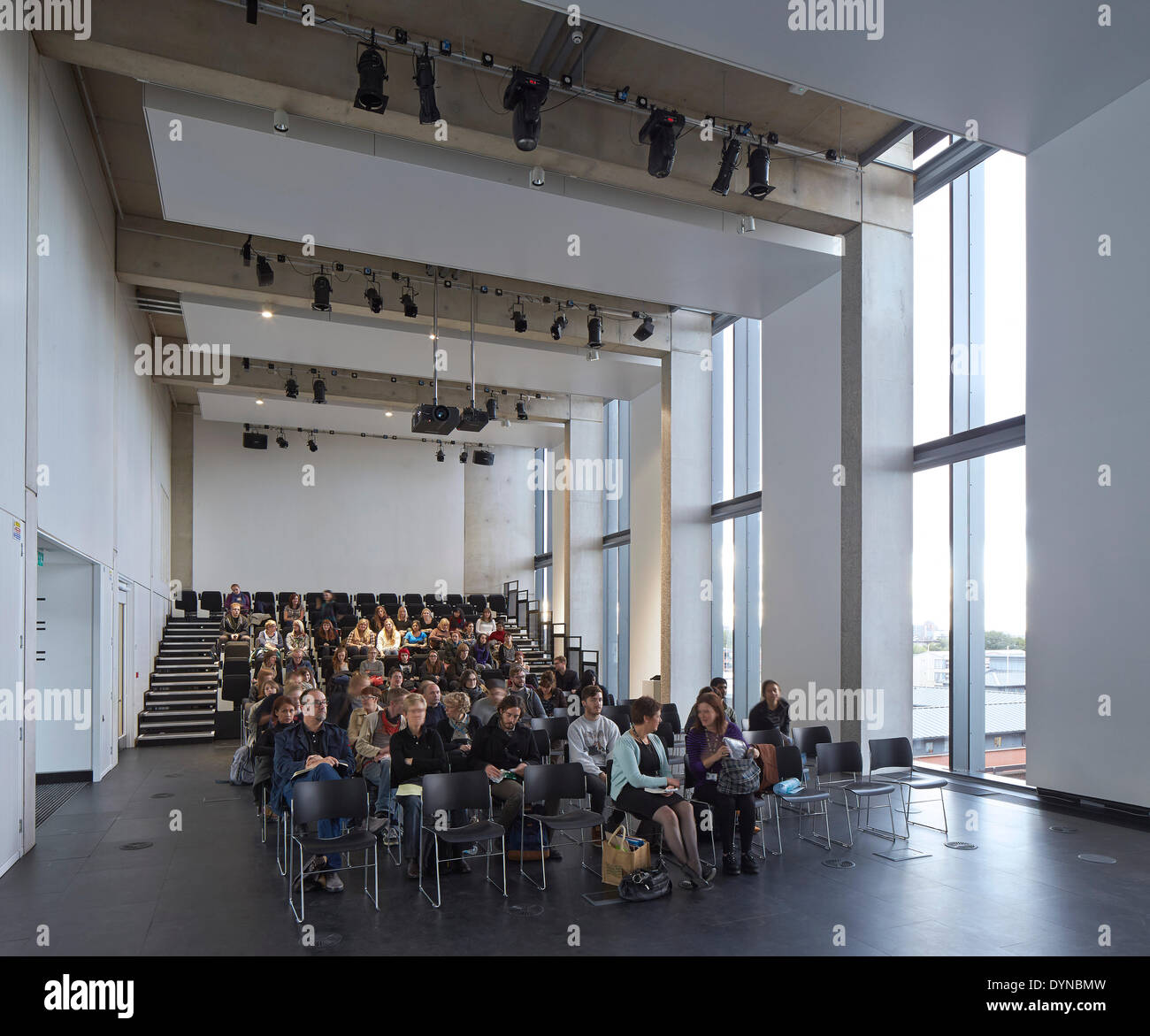 Manchester School of Art an der MMU, Manchester, Vereinigtes Königreich. Architekt: Feilden Clegg Bradley Studios LLP, 2014. Hörsaal. Stockfoto