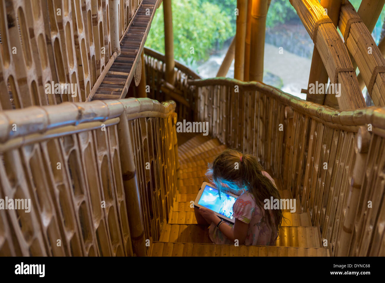 Kaukasische Mädchen mit digital-Tablette auf Schritte Stockfoto