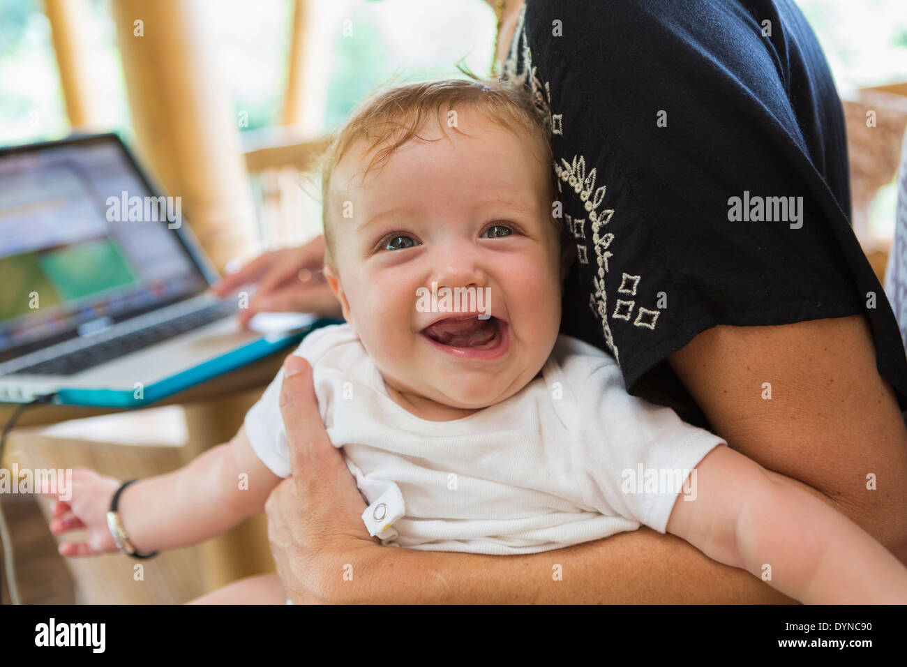 Kaukasische Mutter hält Baby boy Stockfoto
