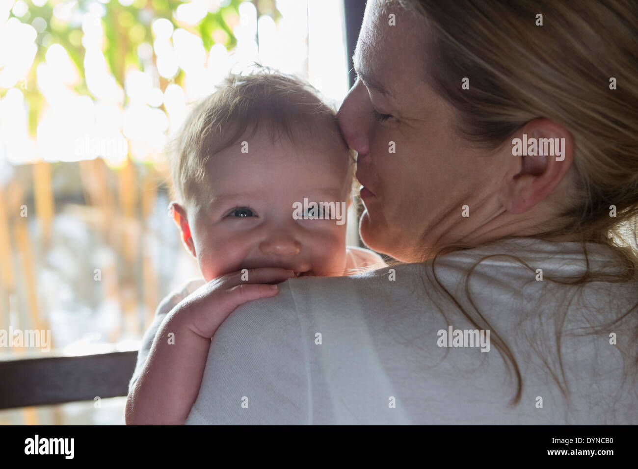 Kaukasische Mutter hält Baby boy Stockfoto