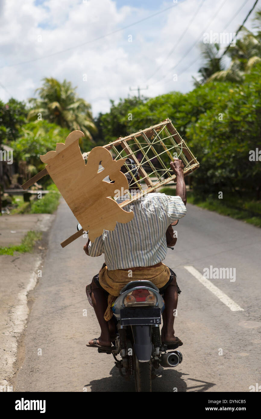 Mann mit Holzmöbeln auf Roller Stockfoto
