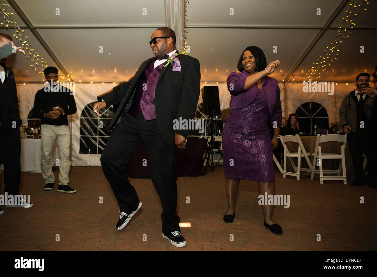 Schwarze Bräutigam tanzen mit Mutter an der Rezeption Stockfoto