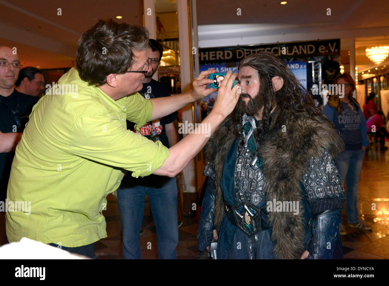 Co-Gründer und Co-Direktor der Weta-Gesellschaften, Richard Taylor bei einem Make-up-Workshop auf der HobbitCon 2-Convention im Maritim Hotel in Bonn, Deutschland. Am 19 April 2014/Picture-Alliance Stockfoto