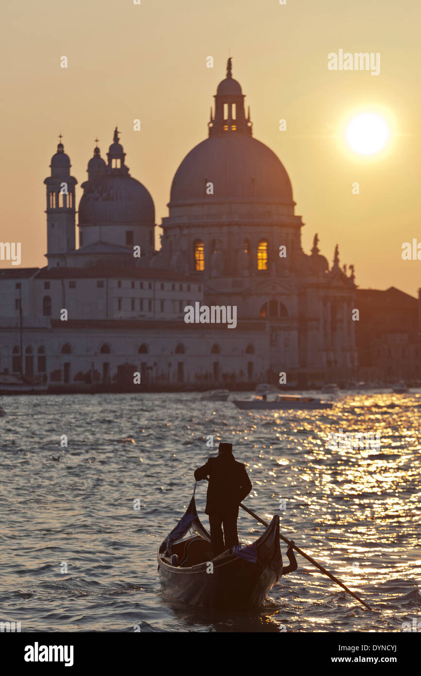 Mann Rudern Gondel am Kanal, Venedig, Veneto, Italien Stockfoto