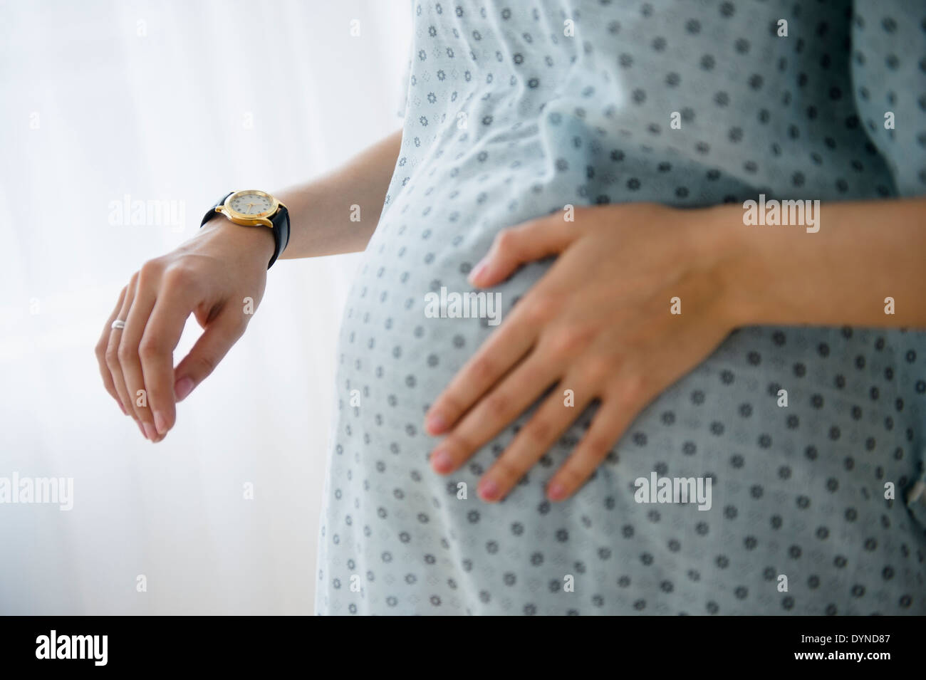 Schwanger kaukasischen Frau Timing Kontraktionen im Krankenhaus Stockfoto