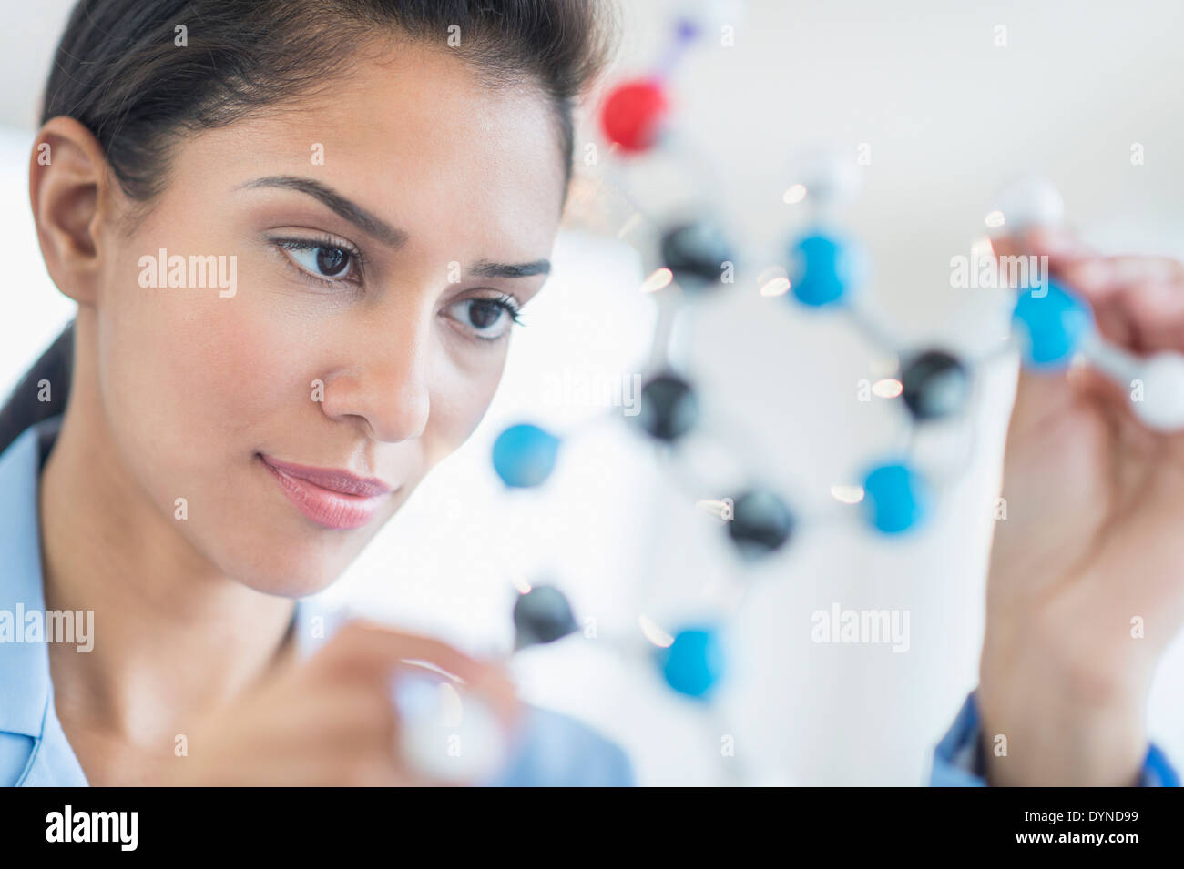Spanische Wissenschaftler untersuchen molekulare Modell Stockfoto