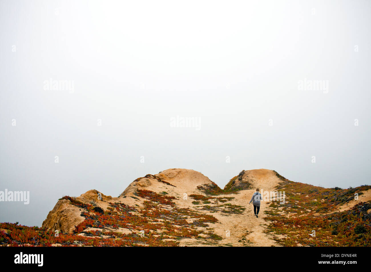 Kaukasische Frau zu Fuß auf Sanddünen Stockfoto