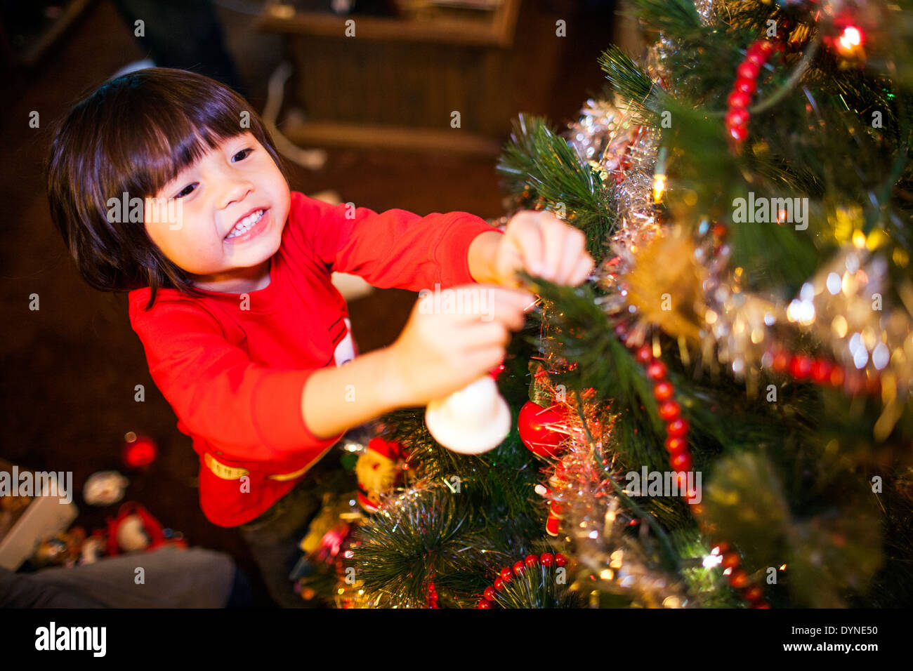 Gemischte Rassen Mädchen schmücken Weihnachtsbaum Stockfoto