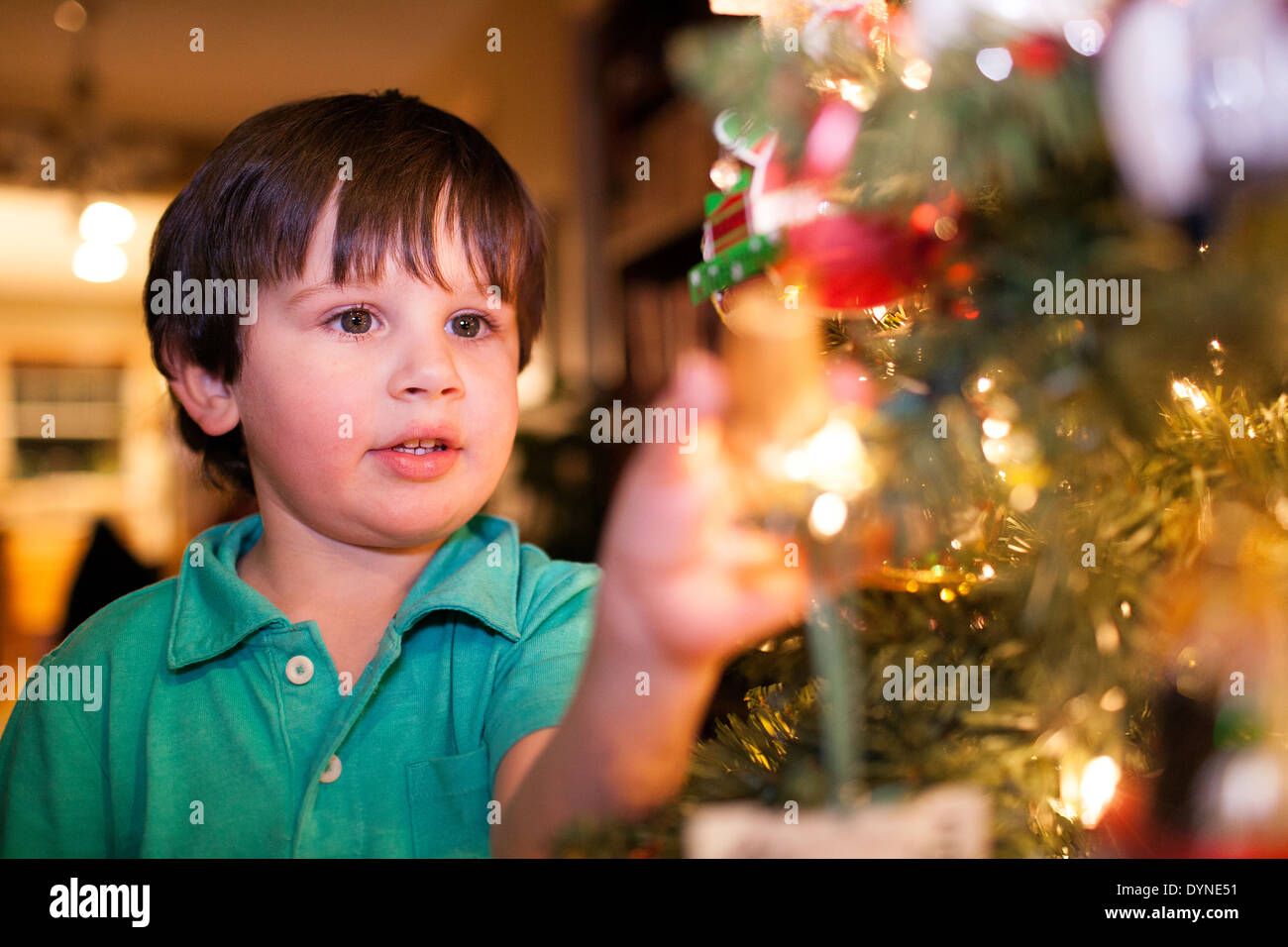 Kaukasische junge dekorieren Weihnachtsbaum Stockfoto