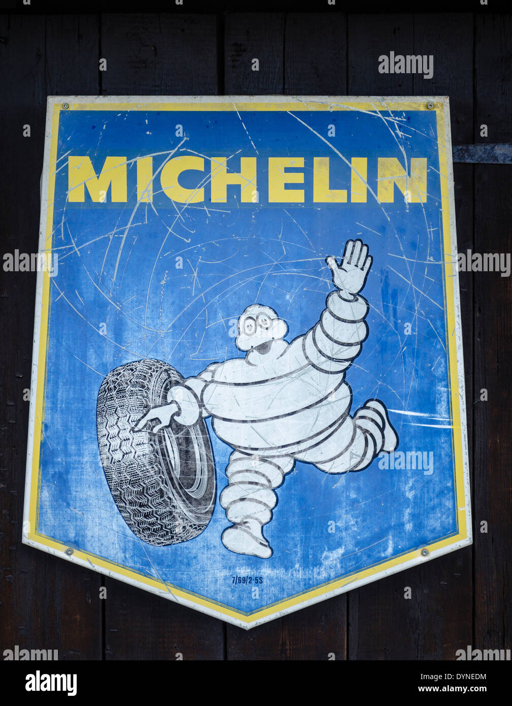 Ein altes Michelin-Metallschild für Autoreifen auf der Vorderseite eines hölzernen Zauns essex uk Stockfoto
