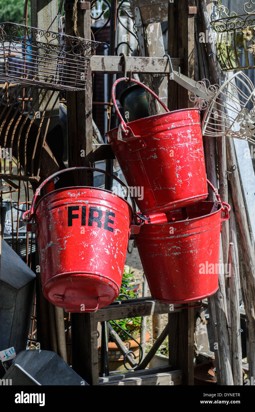 Alten Feuer Eimer auflegen Stockfoto