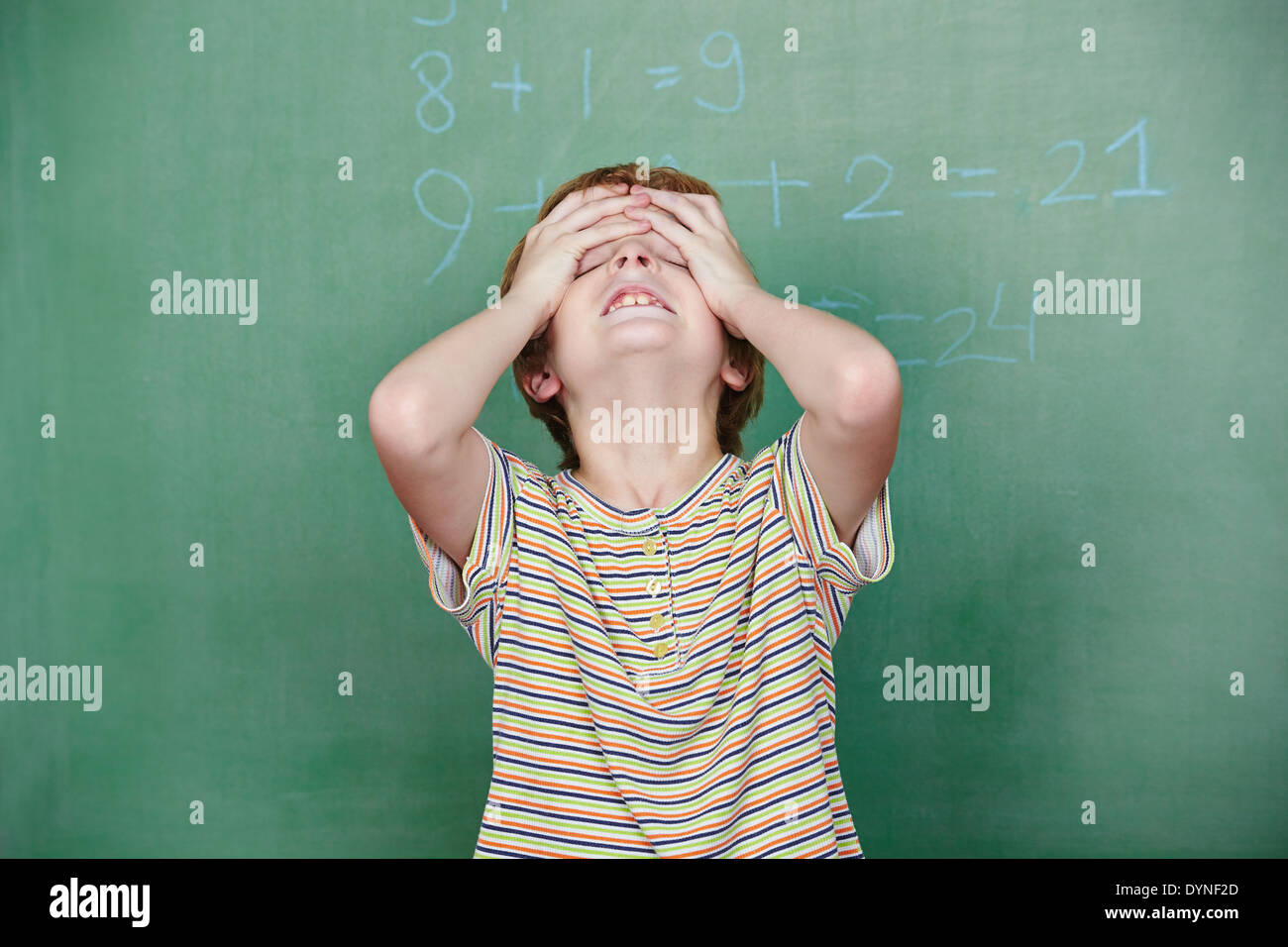 Kind mit Dyskalkulie vor Tafel in der Grundschule Stockfoto