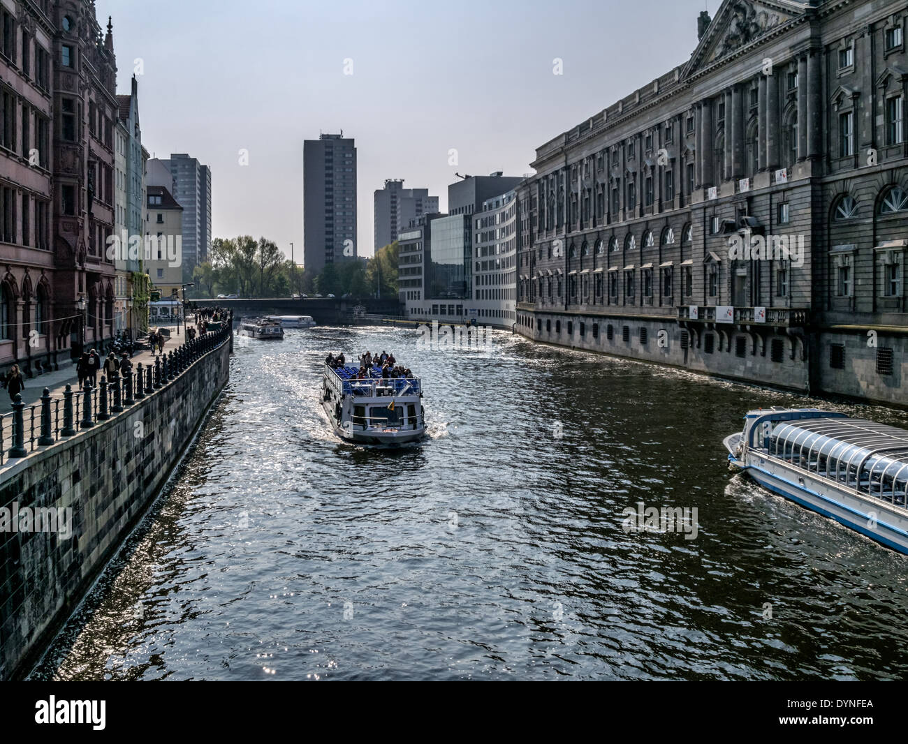 Spree mit Sightseeing-Boote in Berlin, Deutschland Stockfoto