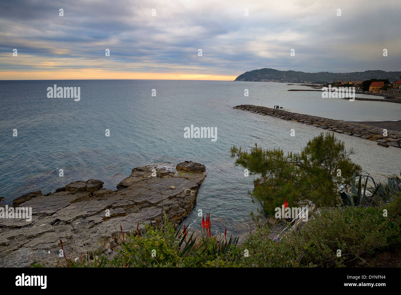 Küste von San Bartolomeo al Mare in der Dämmerung, von oben gesehen. Bewegungsunschärfe Effekt. Stockfoto