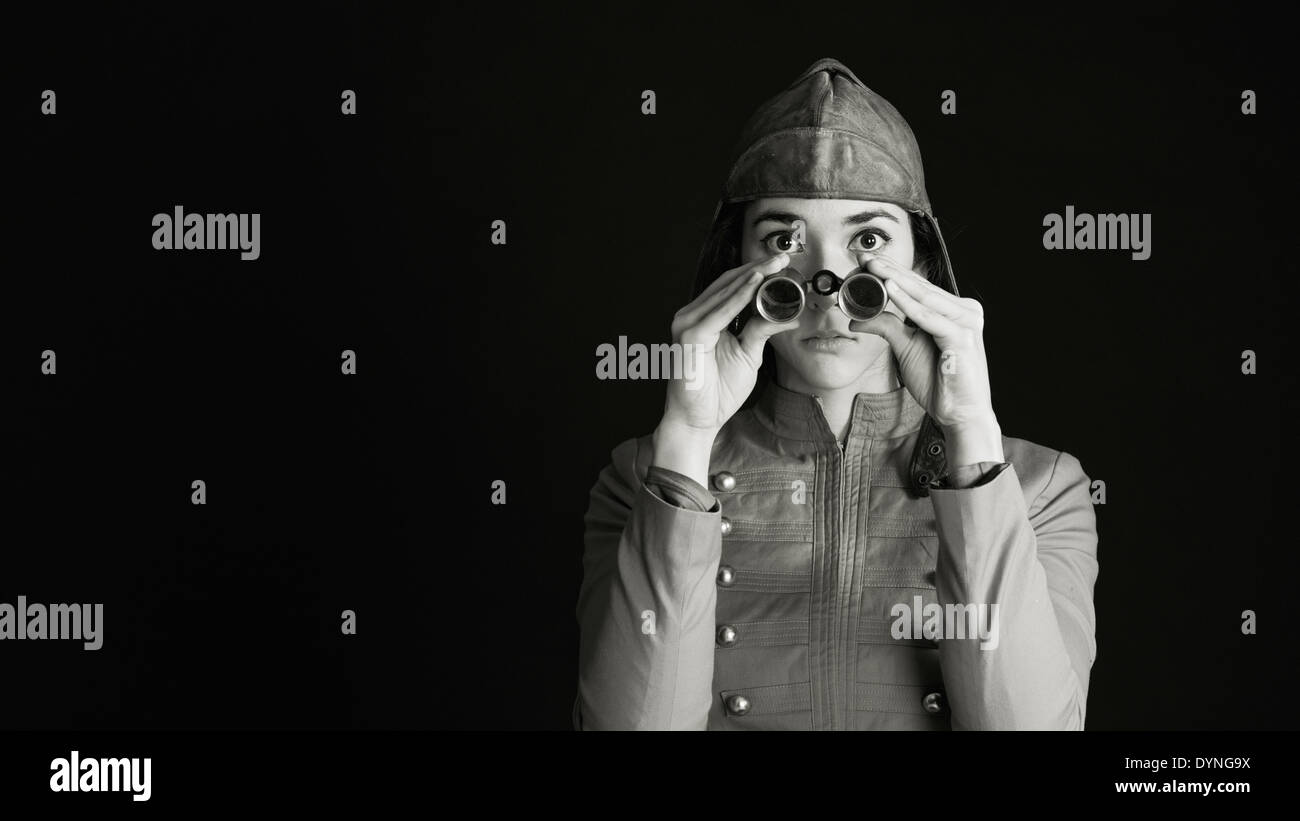 Nostalgisches Retro-Stil Porträt von Ernst Frau mit alten altmodischen Fernglas Stockfoto