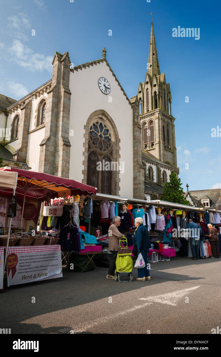 Marktstände vor der Kirche in Moelan Sur Mer, Finistere, Bretagne, Frankreich Stockfoto