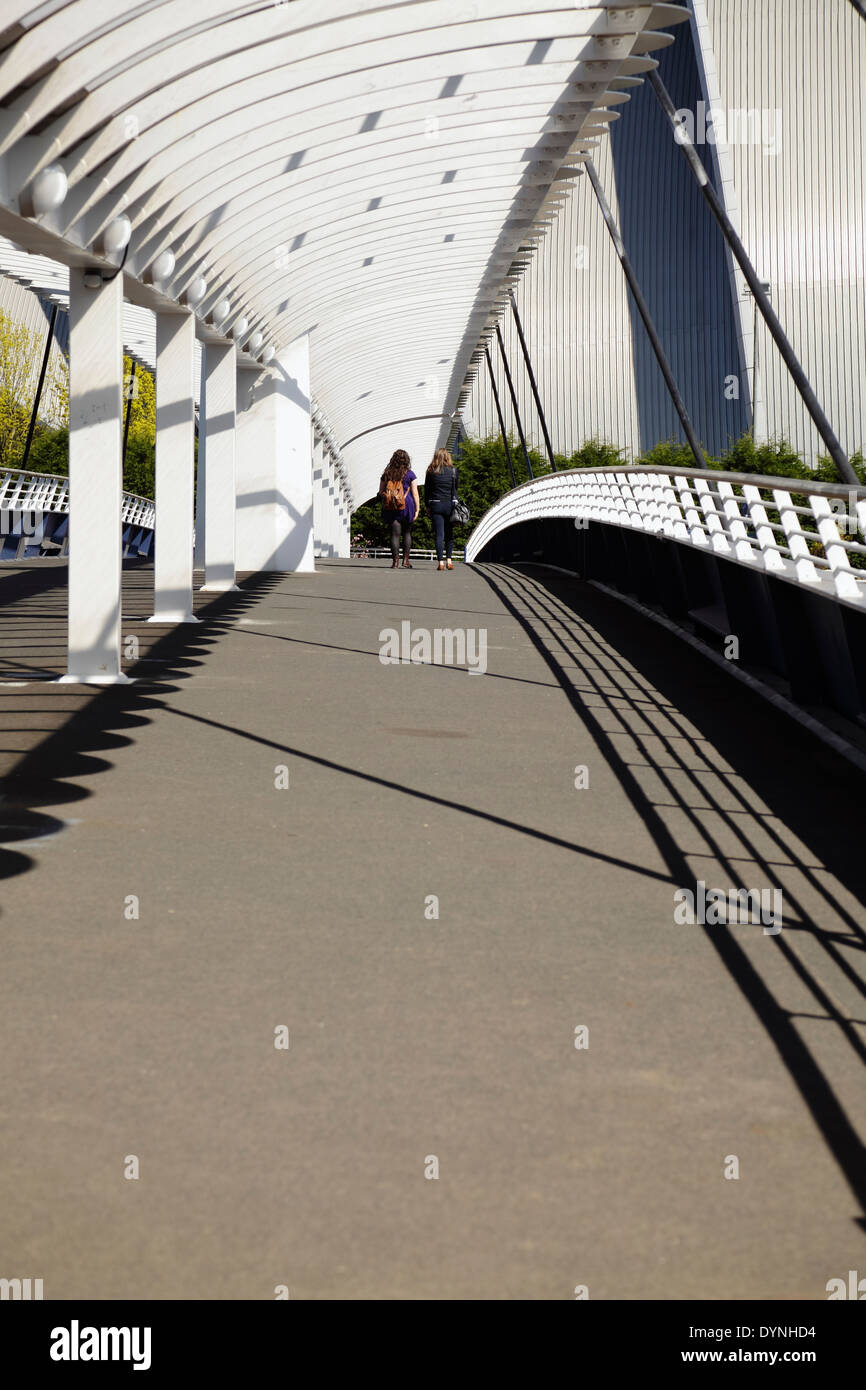 Bell's Bridge Glasgow, zeigt das Deck der Fußgängerbrücke über den Fluss Clyde, Schottland, Großbritannien Stockfoto
