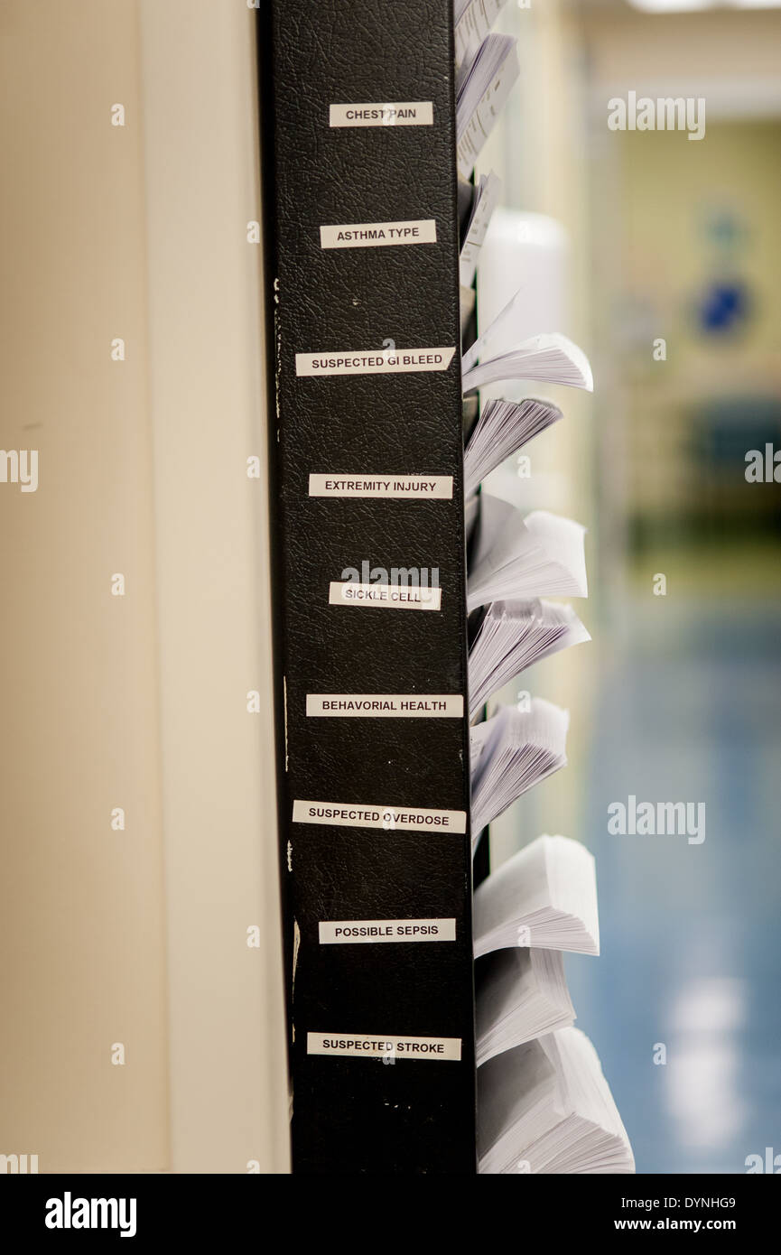 Nahaufnahme der eingereichten Unterlagen in der Notaufnahme in einem Krankenhaus in Baltimore, Maryland Stockfoto