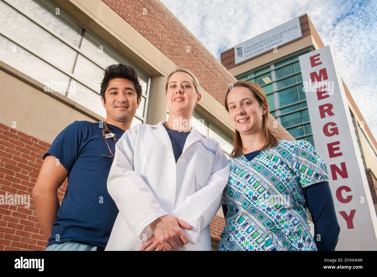 Krankenhaus Personal stehen außerhalb der Notaufnahme in einem Krankenhaus in Baltimore, MD Stockfoto