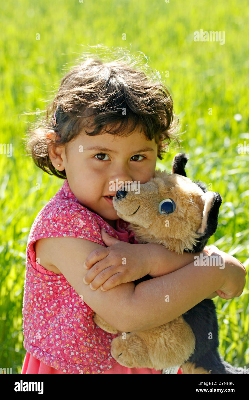 Kleines Mädchen. 3 4 Jahre alt. Umarmen ihr Haustier. Stockfoto