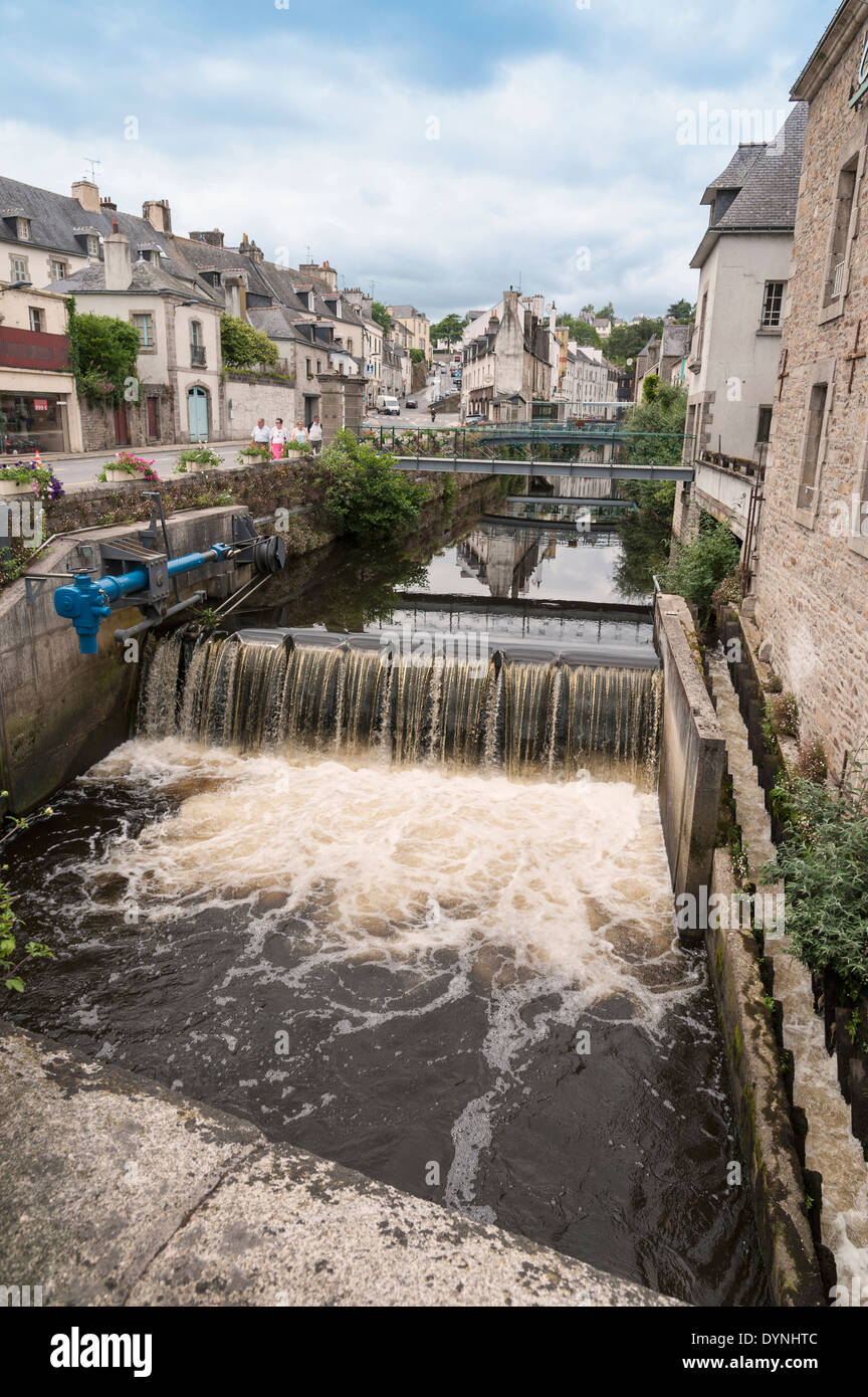 Fischtreppe und Hochwasserschutz am Fluss Isole, Quimperlé Brittany France Stockfoto