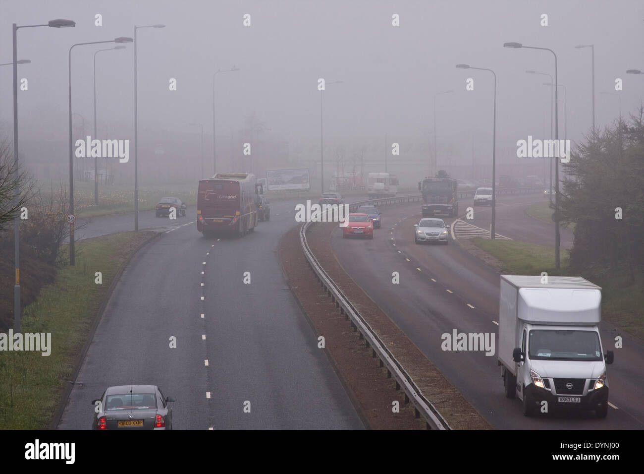 Dundee, Schottland, Vereinigtes Königreich. 23. April 2014. UK-Wetter: Leichter Regen und Nebel stellenweise verursacht minimalen Sichtbarkeit stören den Verkehrsfluss in Dundee. Bildnachweis: Dundee Photographics / Alamy Live News Stockfoto