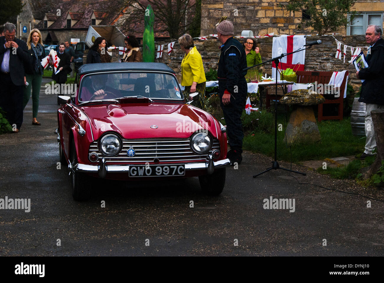 Bretforton, Evesham, Worcestershire, UK. 23. April 2014. Rot TR4 A angetrieben von David Lees Ankunft für klassische Auto-Schatzsuche, bei der Vorstellung des diesjährigen britischen Spargelfest in Vale Evesham am St. Georges Day. Bildnachweis: FG Ottico / Alamy Live News Stockfoto