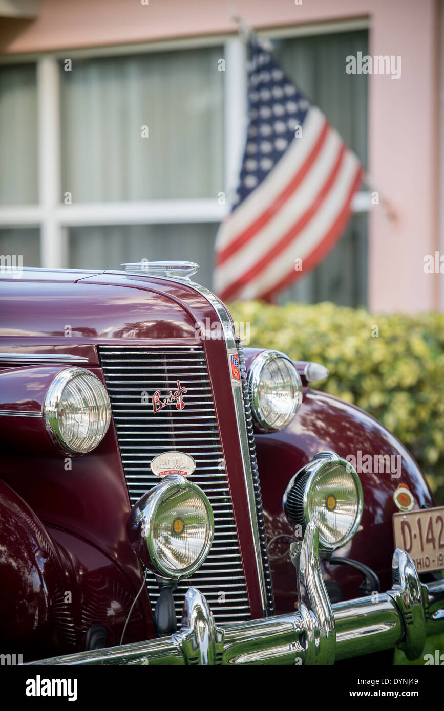 Nahaufnahme von der Vorderseite des historischen Buick Car mit der amerikanischen Flagge im Hintergrund in Pompano Beach, FL Stockfoto