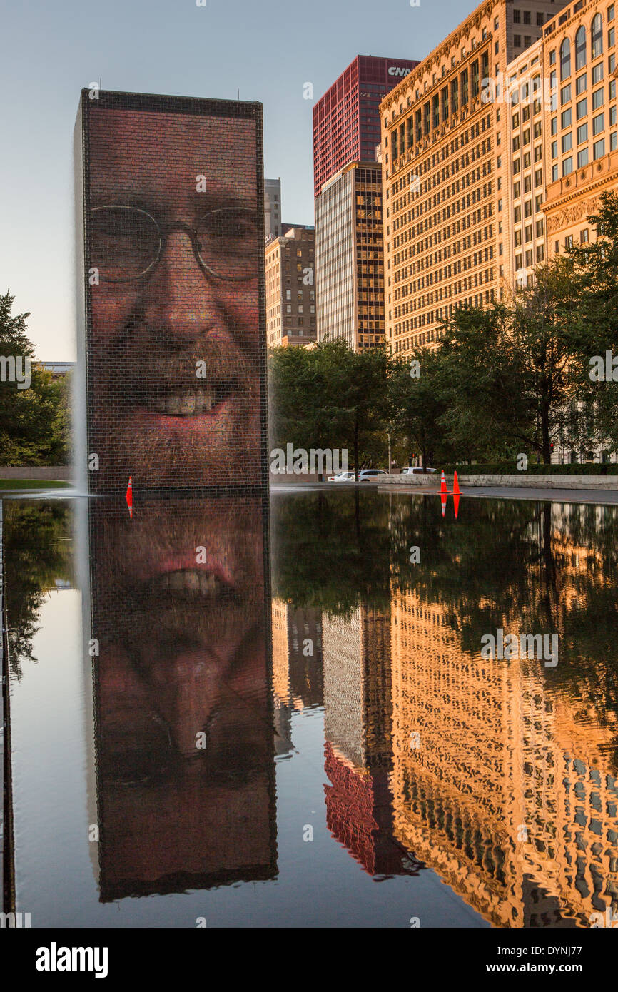 Krone Video Brunnenskulptur mit Skyline der Innenstadt spiegelt sich in Widerspiegelnder Teich im Millennium Park Chicago, Illinois USA Stockfoto