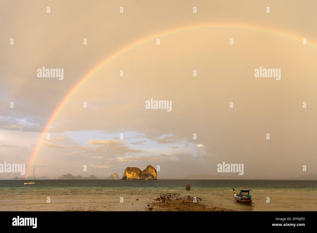 Regenbogen, Blick vom Strand von Ko Ngai, einer Insel in der Andamanensee, Thailand. Foto V.D. Stockfoto
