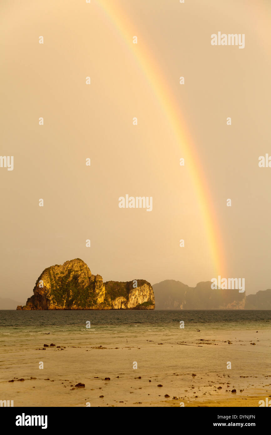 Regenbogen, Blick vom Strand von Ko Ngai, einer Insel in der Andamanensee, Thailand. Foto V.D. Stockfoto