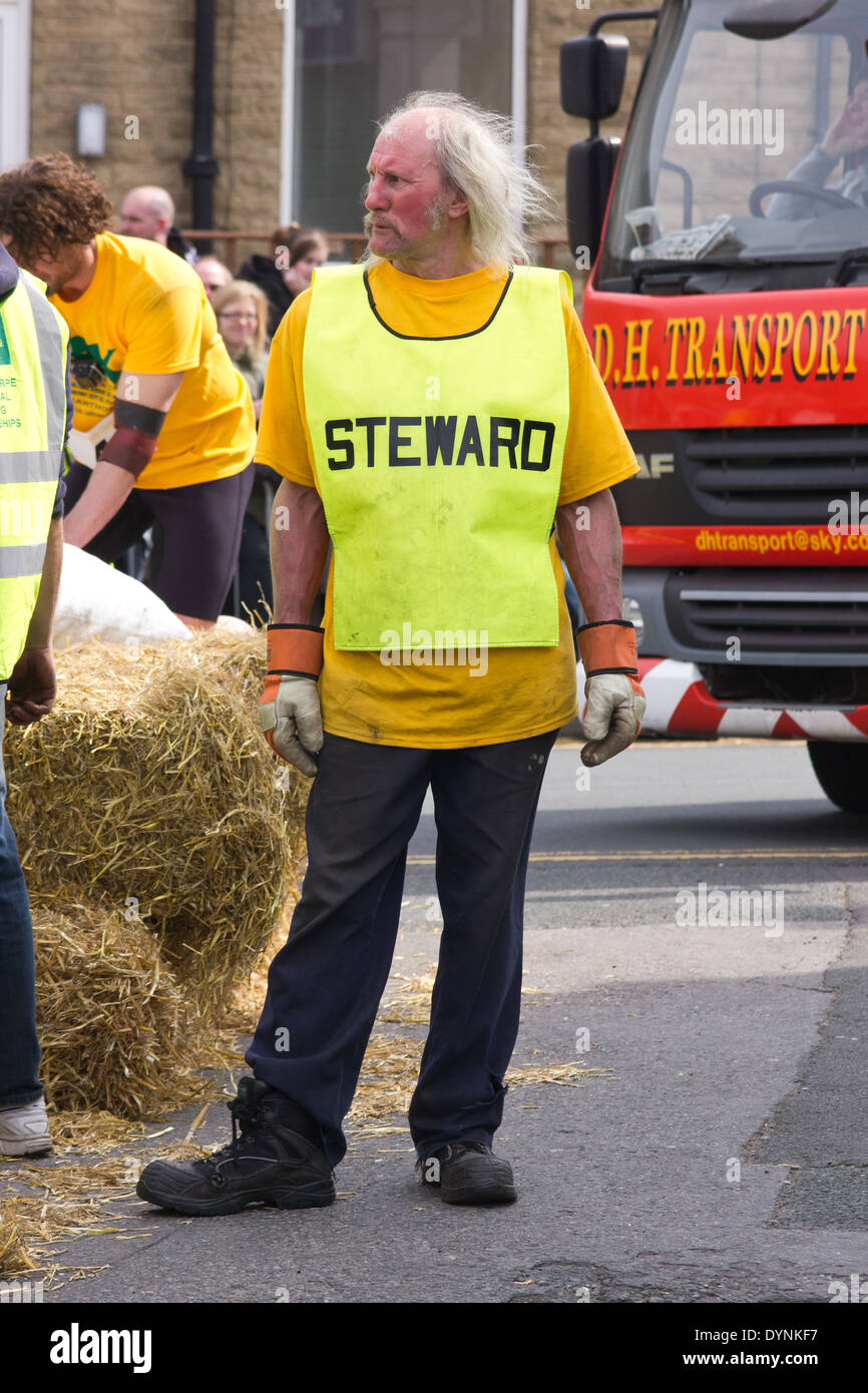 Die Kohle tragen-Weltmeisterschaft in Gawthorpe, West Yorkshire, am Ostermontag 2014 - ein männlicher steward Stockfoto