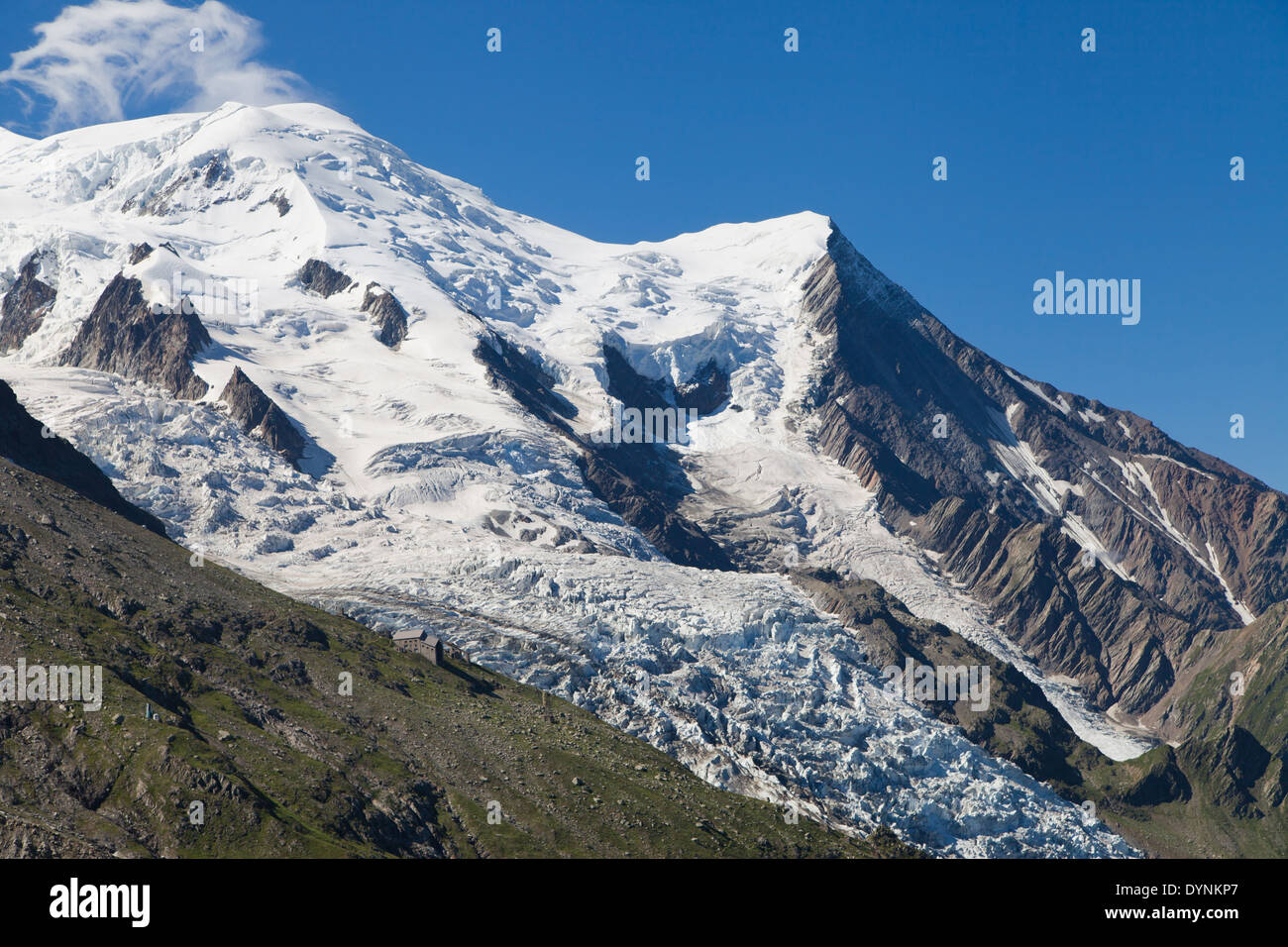 Kuppel und Aiguille du Gouter und Bossons Gletscher in den französischen Alpen. Stockfoto