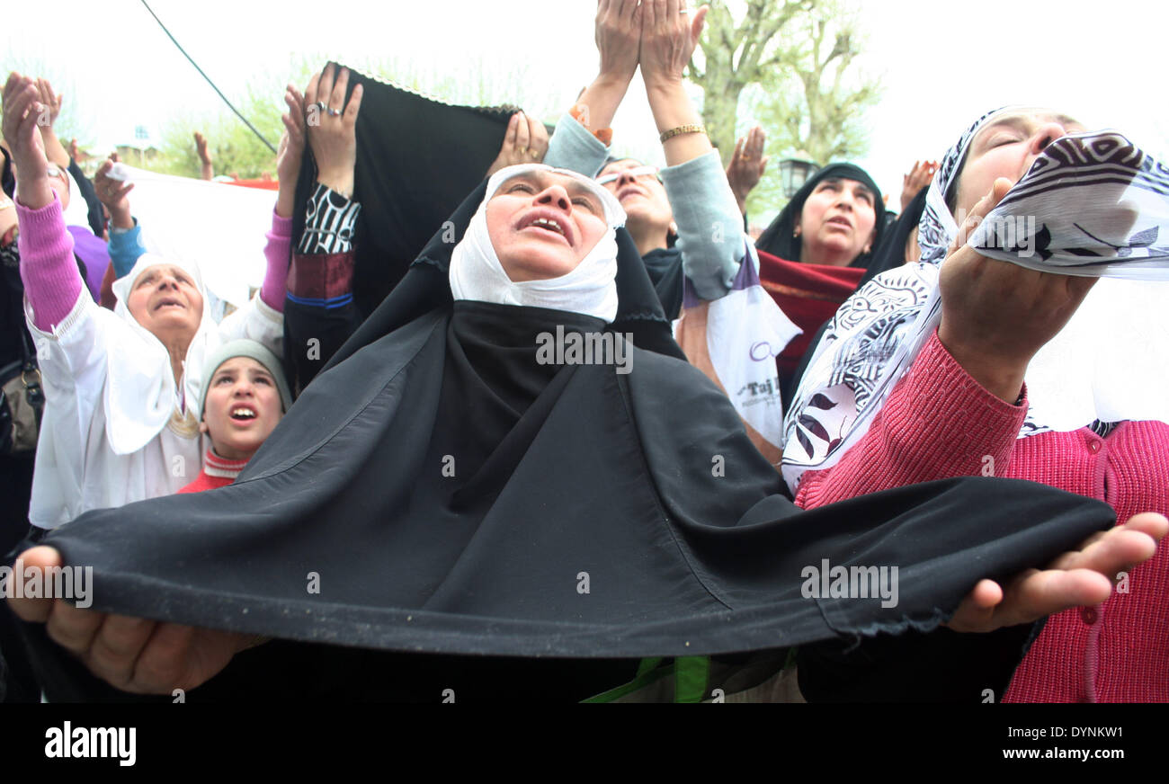 Srinagar, indische verabreicht Kaschmir. 23 APRIL2014: Gruppe von Anhänger suchen Segen vom Allmächtigen ALLAH während ein Ordensgemeinschaft HAZRATBAL Schrein (Sofi Suhail/Alamy Live News) Stockfoto