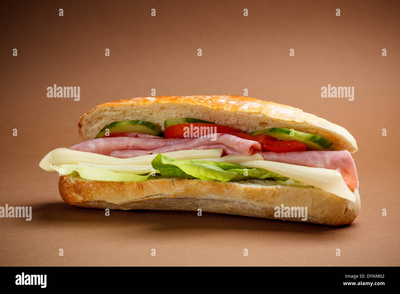 Leckere knusprige Baguette-Sandwich mit Schinken Stockfoto