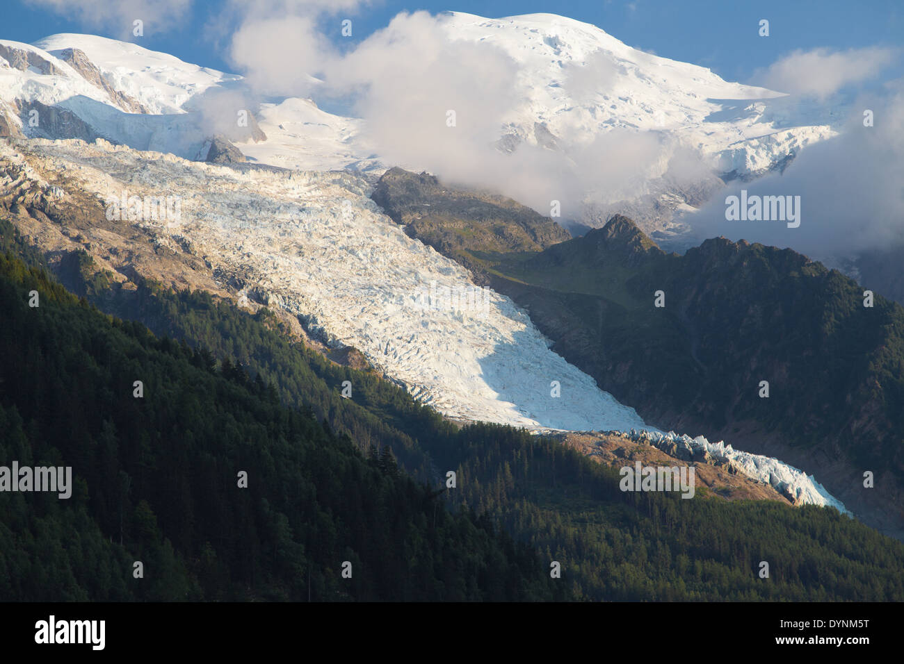 Mont Blanc und Bossons Gletscher aus Chamonix, Frankreich. Stockfoto