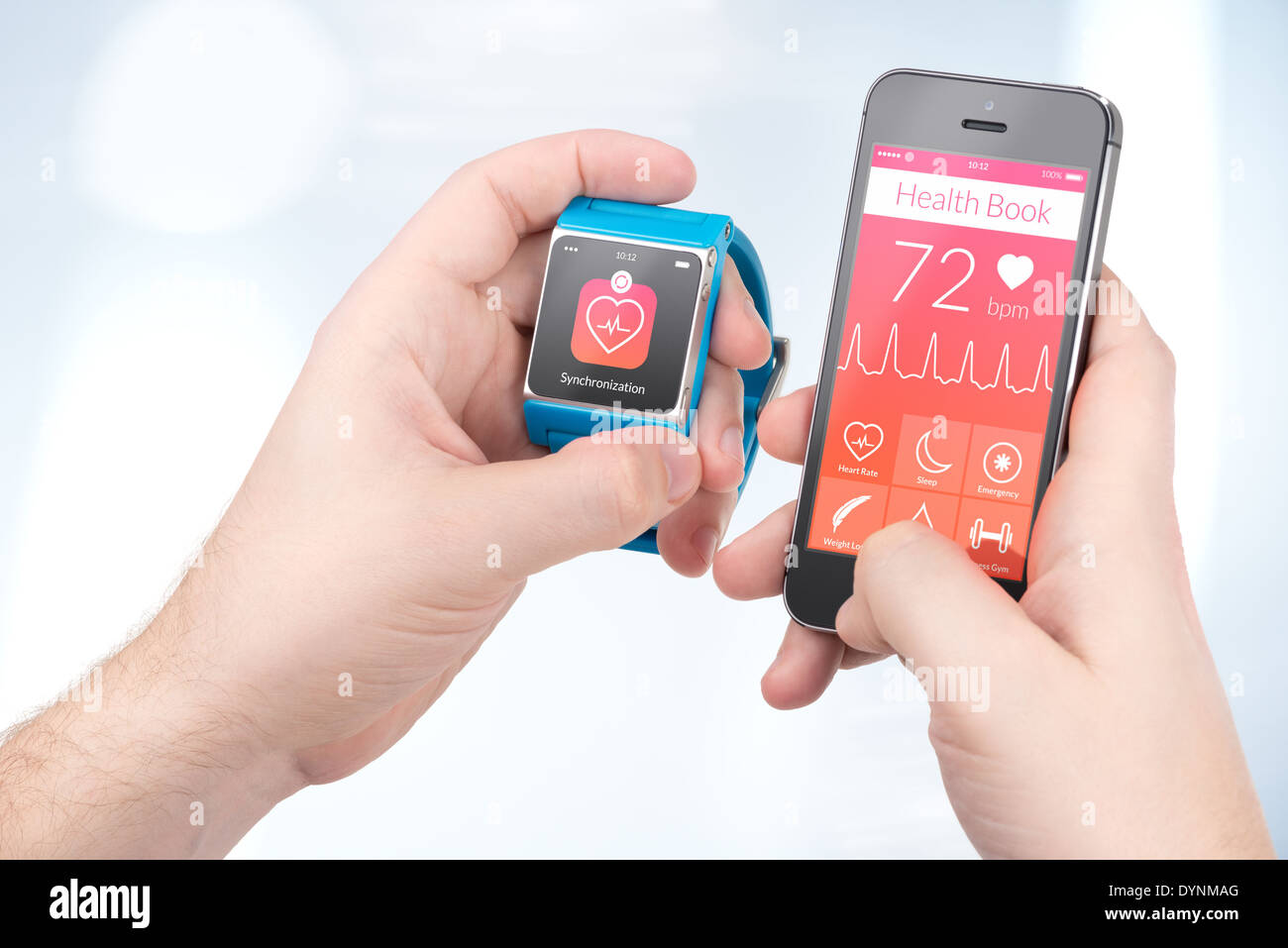 Daten-Synchronisation der Gesundheit Buch zwischen Smartwatch und Smartphone in männlichen Händen Stockfoto