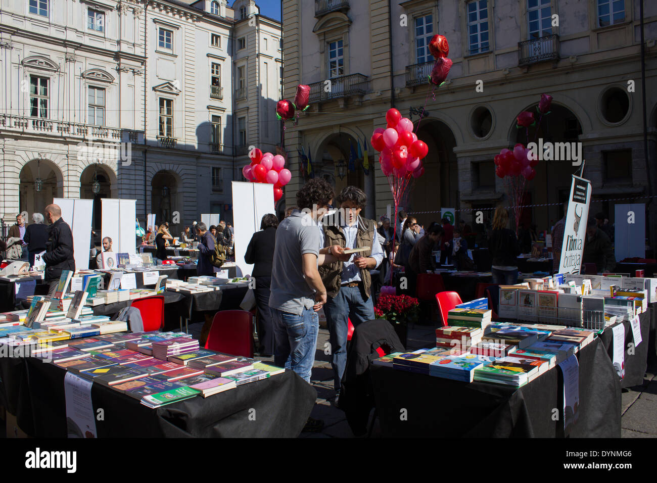 TURIN, Italien-APRIL 23: Eines der beliebtesten Feiertage Katalonien statt jeden 23. April, das Datum, an dem sie St. Jordi Ehren. Bei dieser Gelegenheit Paare Geschenke tauschen: der Mann gibt eine Rose, die Frau kehrt mit einem Buch. Das diesjährige Feier gehört auch Turin, Tag des Buches und des Urheberrechts. (Foto von Elena Aquila / pazifische Presse/Alamy Live News) Stockfoto