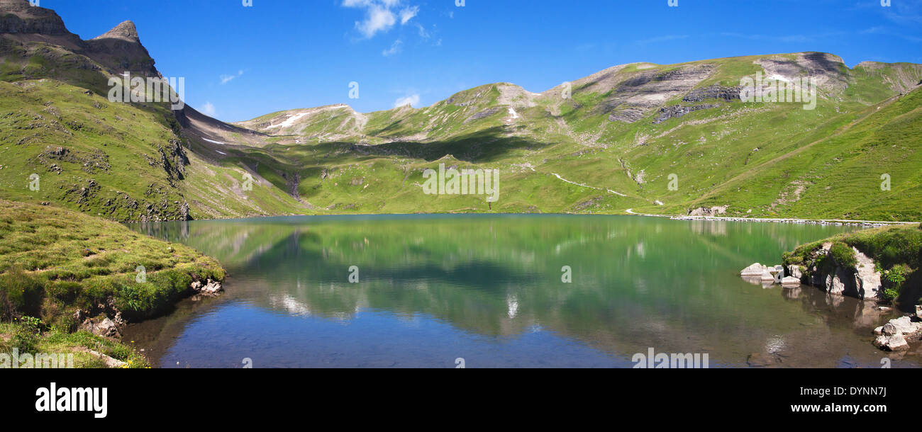 Panorama des Sees Bachsee im Berner Oberland, Schweiz. Stockfoto