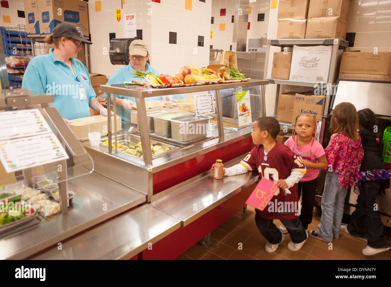 Kinder in der Schlange vor der Cafeteria der Schule Hagerstown, Maryland Stockfoto