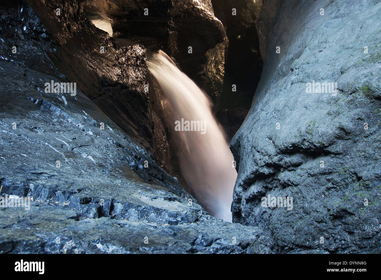 Unterirdischen Wasserfall von Trummelbach in das Lauterbrunnental, Kanton Bern. Stockfoto