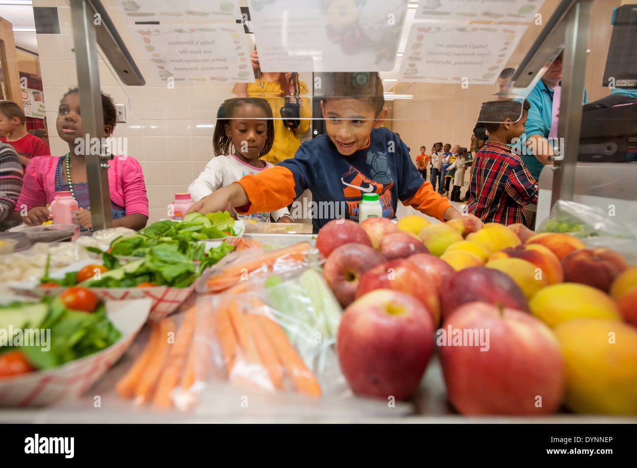 Grundschulkinder, die Auswahl von gesunder Lebensmitteln bei Schulcafeteria Hagerstown, Maryland Stockfoto