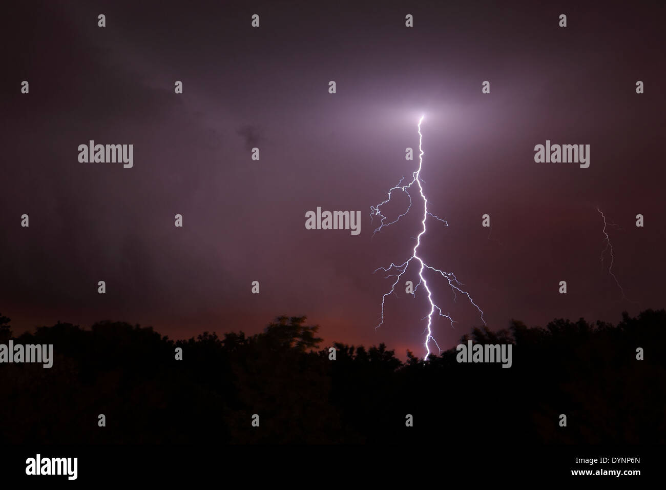 Atmosphärischer blitz -Fotos und -Bildmaterial in hoher Auflösung – Alamy