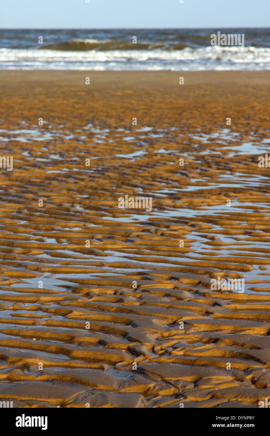 Abendlicht am Walberswick Strandsand Wellen, Sohle Bay, Suffolk, UK. Anzeigen von Osten in Richtung Nordsee. Stockfoto